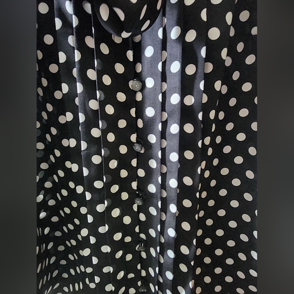 White House Sleeveless Blouse with Bow, Black with White Polkadots, size Medium - Picture 2 of 4